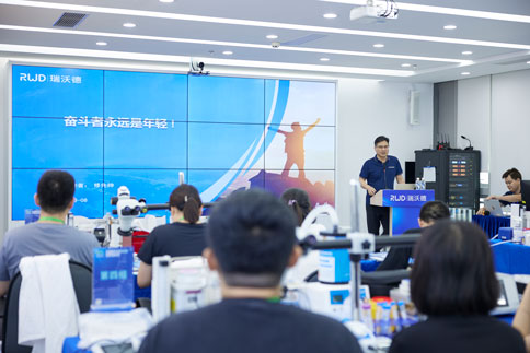 在開班儀式上，瑞沃德總經(jīng)理修先帥先生進(jìn)行了公司文化分享，傳遞了瑞沃德“奮斗者永遠(yuǎn)是年輕”的精神理念，同時表達(dá)了對講師和學(xué)員們的感謝，并預(yù)祝大家在本次培訓(xùn)班中收獲滿滿。