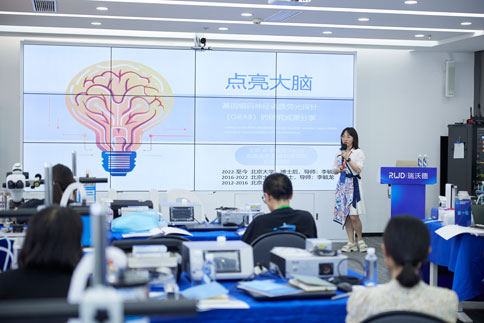 緊接著，王歡老師為大家?guī)怼痘蚓幋a神經(jīng)調(diào)質(zhì)熒光探針（GRAB）的研究》成果分享。