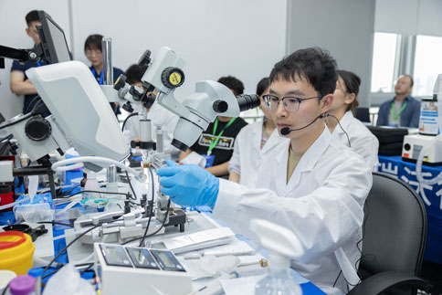 在兩期實(shí)操課程中，由萬金霞老師和羅斌老師帶來《病毒注射/光纖埋置》教學(xué)實(shí)操；瑞沃德光纖記錄產(chǎn)品經(jīng)理何歡和產(chǎn)品營銷經(jīng)理龐朝琴帶來《光纖記錄信號采集/軟件分析》教學(xué)實(shí)操；瑞沃德動物神經(jīng)信號研究方案負(fù)責(zé)人楊靜帶來《微電極拉制儀使用介紹》；瑞沃德腦立體定位儀產(chǎn)品經(jīng)理蔡曉文帶來《全自動腦立體定位儀使用介紹》等一系列詳細(xì)的專題講解。