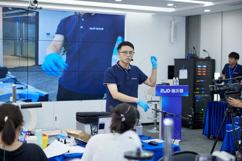 在兩期實(shí)操課程中，由萬金霞老師和羅斌老師帶來《病毒注射/光纖埋置》教學(xué)實(shí)操；瑞沃德光纖記錄產(chǎn)品經(jīng)理何歡和產(chǎn)品營銷經(jīng)理龐朝琴帶來《光纖記錄信號采集/軟件分析》教學(xué)實(shí)操；瑞沃德動物神經(jīng)信號研究方案負(fù)責(zé)人楊靜帶來《微電極拉制儀使用介紹》；瑞沃德腦立體定位儀產(chǎn)品經(jīng)理蔡曉文帶來《全自動腦立體定位儀使用介紹》等一系列詳細(xì)的專題講解。