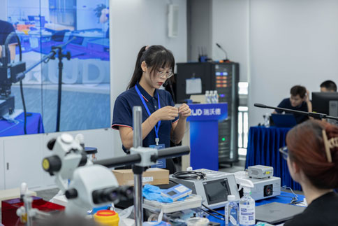 在兩期實(shí)操課程中，由萬金霞老師和羅斌老師帶來《病毒注射/光纖埋置》教學(xué)實(shí)操；瑞沃德光纖記錄產(chǎn)品經(jīng)理何歡和產(chǎn)品營銷經(jīng)理龐朝琴帶來《光纖記錄信號采集/軟件分析》教學(xué)實(shí)操；瑞沃德動物神經(jīng)信號研究方案負(fù)責(zé)人楊靜帶來《微電極拉制儀使用介紹》；瑞沃德腦立體定位儀產(chǎn)品經(jīng)理蔡曉文帶來《全自動腦立體定位儀使用介紹》等一系列詳細(xì)的專題講解。