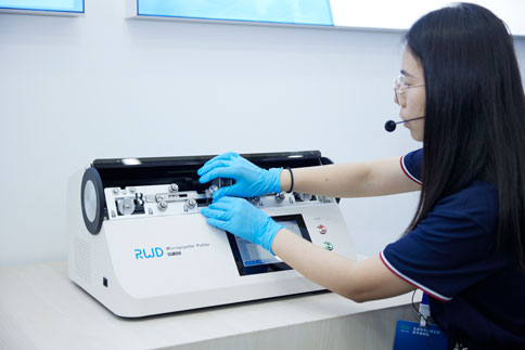 在兩期實(shí)操課程中，由萬金霞老師和羅斌老師帶來《病毒注射/光纖埋置》教學(xué)實(shí)操；瑞沃德光纖記錄產(chǎn)品經(jīng)理何歡和產(chǎn)品營銷經(jīng)理龐朝琴帶來《光纖記錄信號采集/軟件分析》教學(xué)實(shí)操；瑞沃德動物神經(jīng)信號研究方案負(fù)責(zé)人楊靜帶來《微電極拉制儀使用介紹》；瑞沃德腦立體定位儀產(chǎn)品經(jīng)理蔡曉文帶來《全自動腦立體定位儀使用介紹》等一系列詳細(xì)的專題講解。